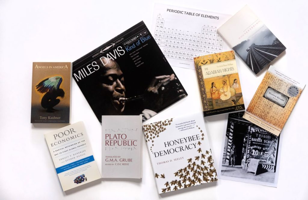Freshman Studies books 和 materials on a white background
