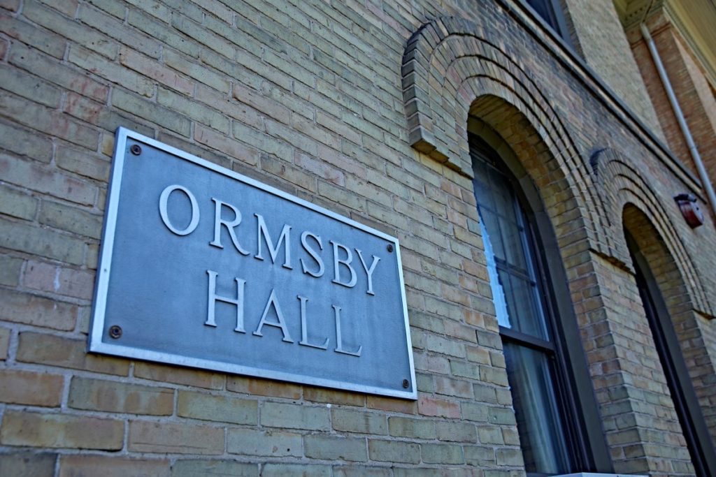 关闭 up of the Ormsby Hall sign at the entrance of the building
