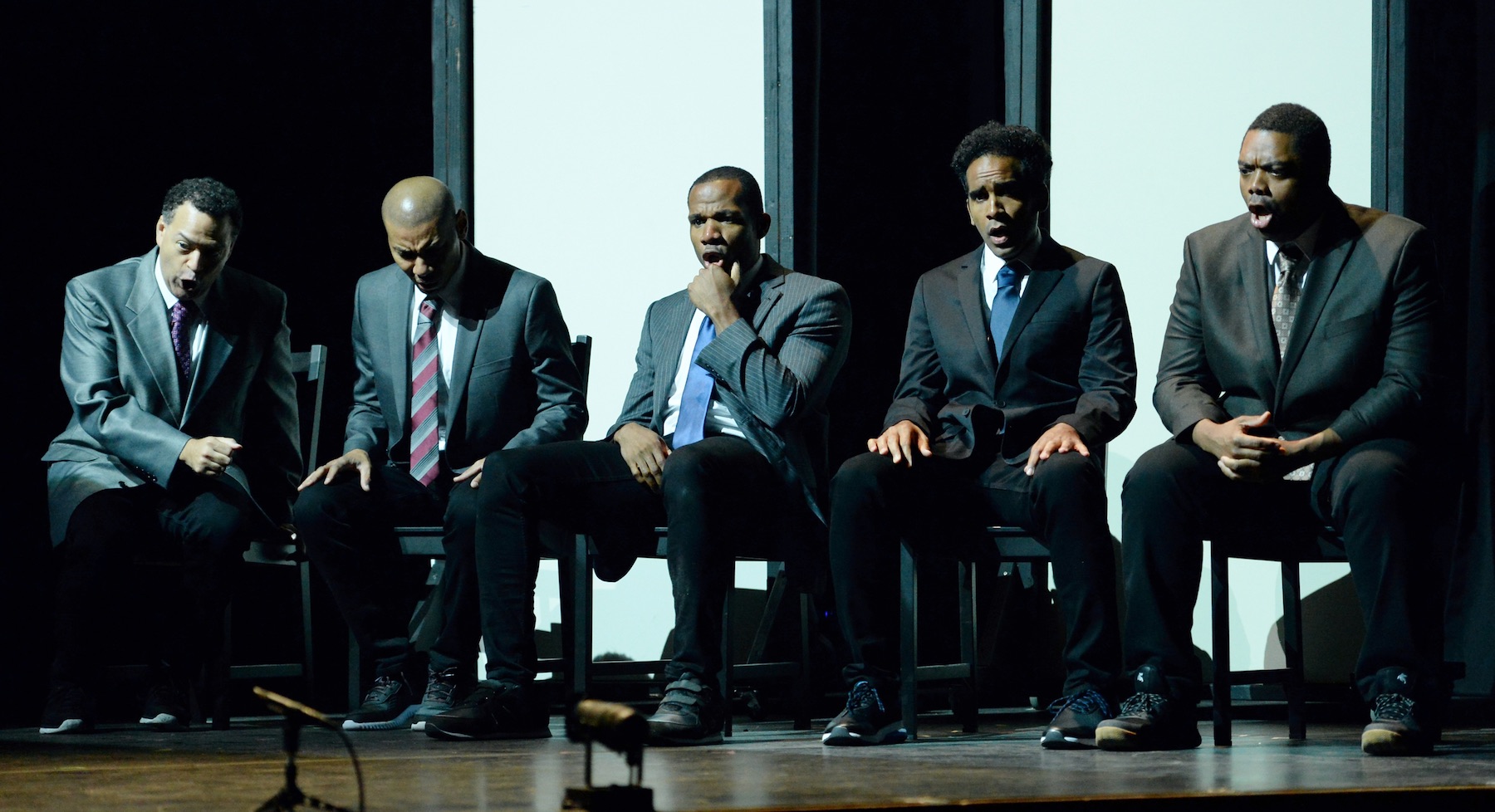 Derrell Acon ’10 (center) and his castmates in “中央公园五人组”