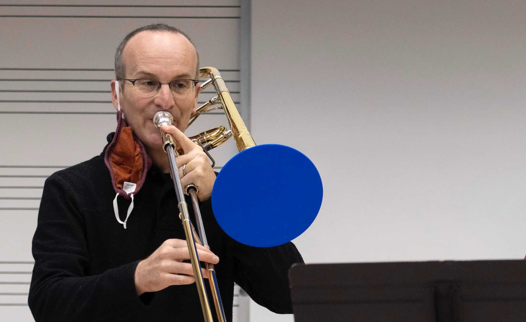 蒂姆·奥尔布赖特 plays the trombone during a teaching session.