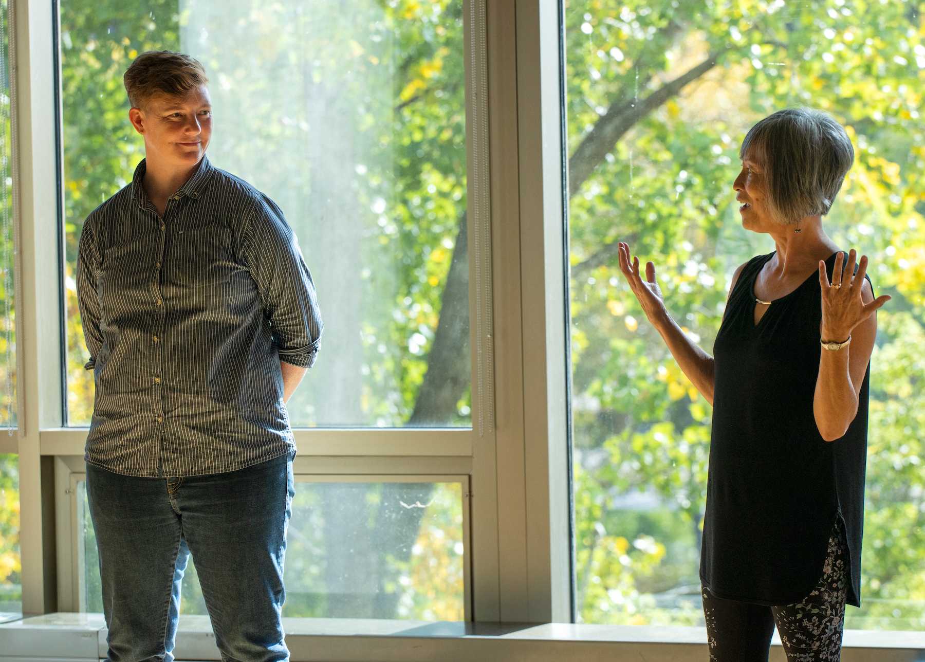 Connie Kassor (left) and Linda Morgan-Clement talk during a 什么都不做 class session.