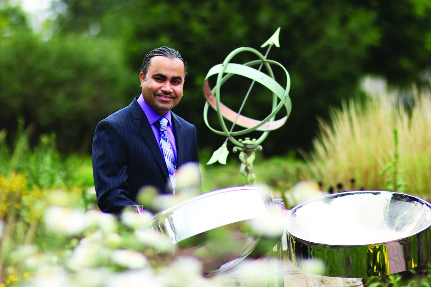Portrait of 利亚姆爱尔兰人 outdoors with steelpan set.