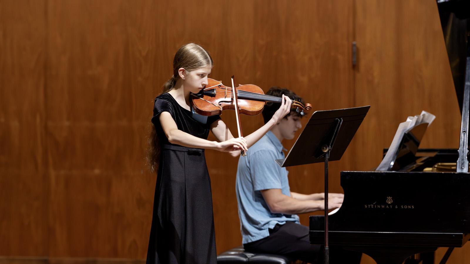 High school students Naomi Peel and Bodhi Pavlik perf或m on violin and piano at 劳伦斯大学.