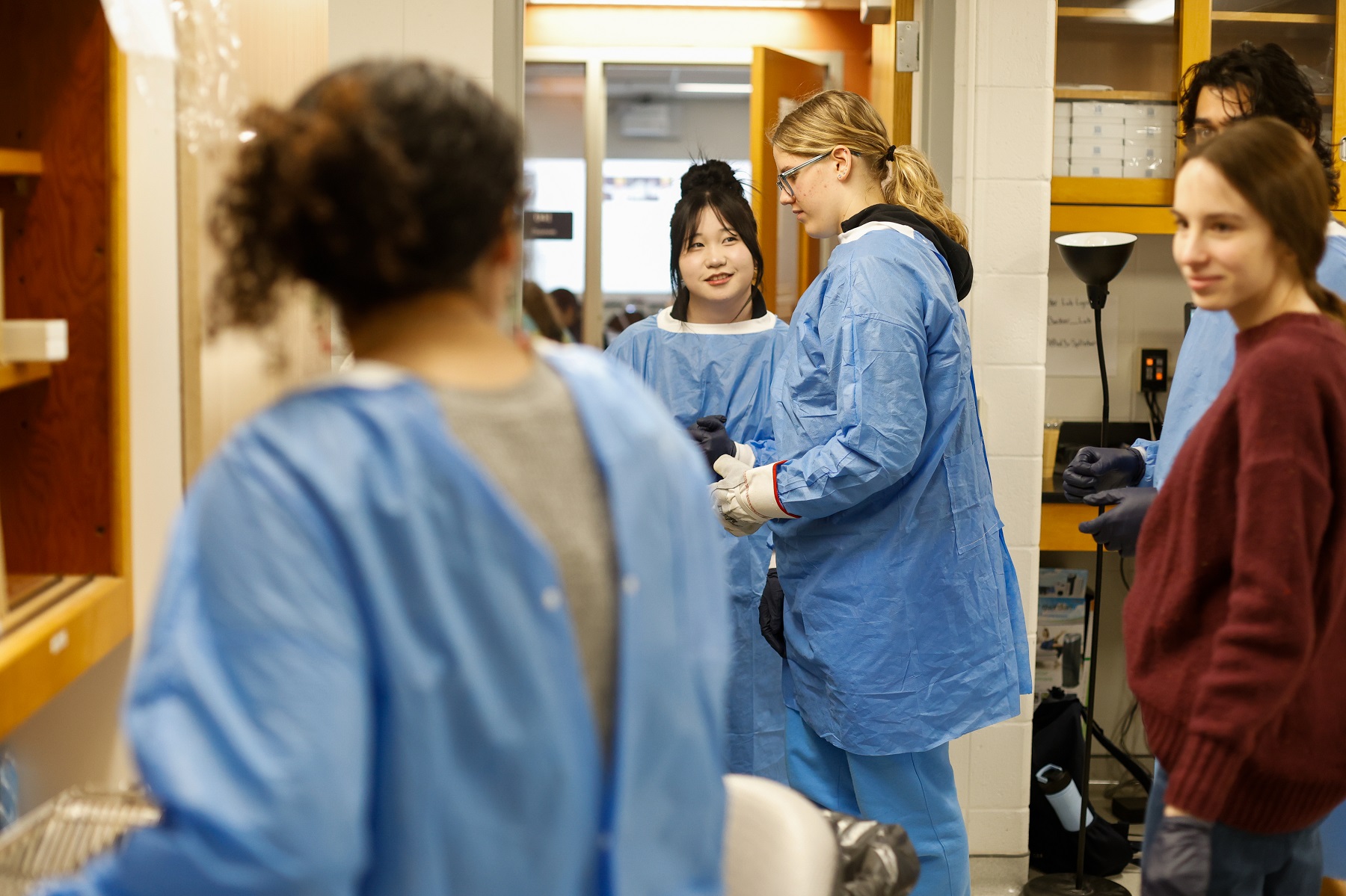 阿普尔顿 East students prepare for lab work along with Lawrence students.