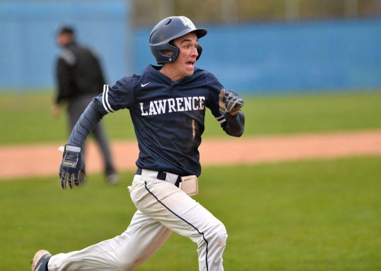 克莱顿的榴弹炮, wearing a Lawrence baseball uniform, runs toward a base.