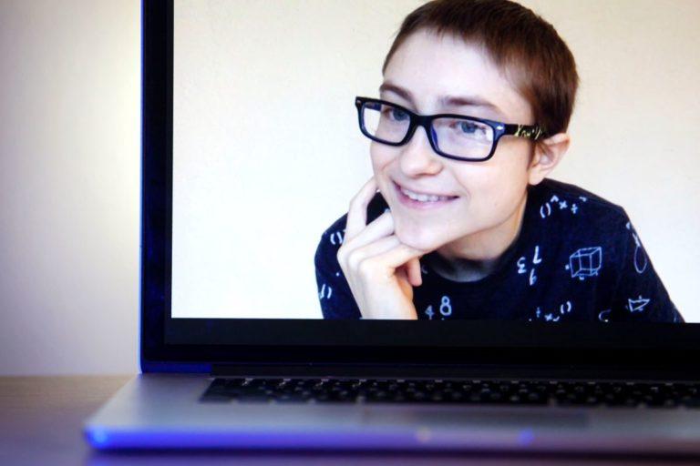 乔乔麦尔 is shown smiling on a laptop screen.