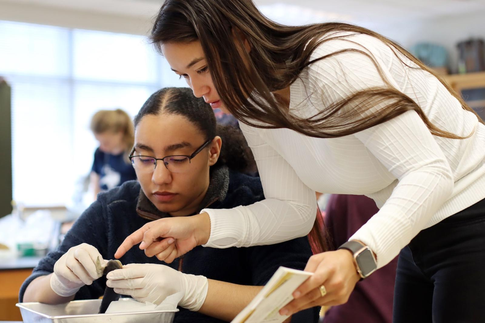 Brianna Wilson ’21 (left), a biology major, works with teaching assistant No’eau Simeona ’20 in a Morphogenesis of the Vertebrates lab  
