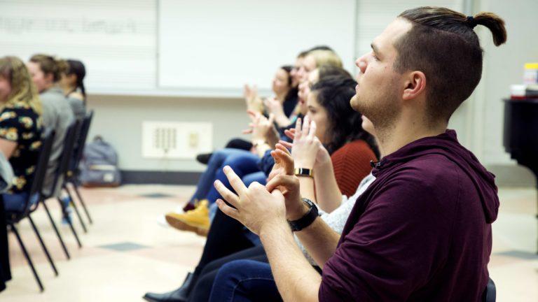 劳伦斯大学 students learn American Sign Language