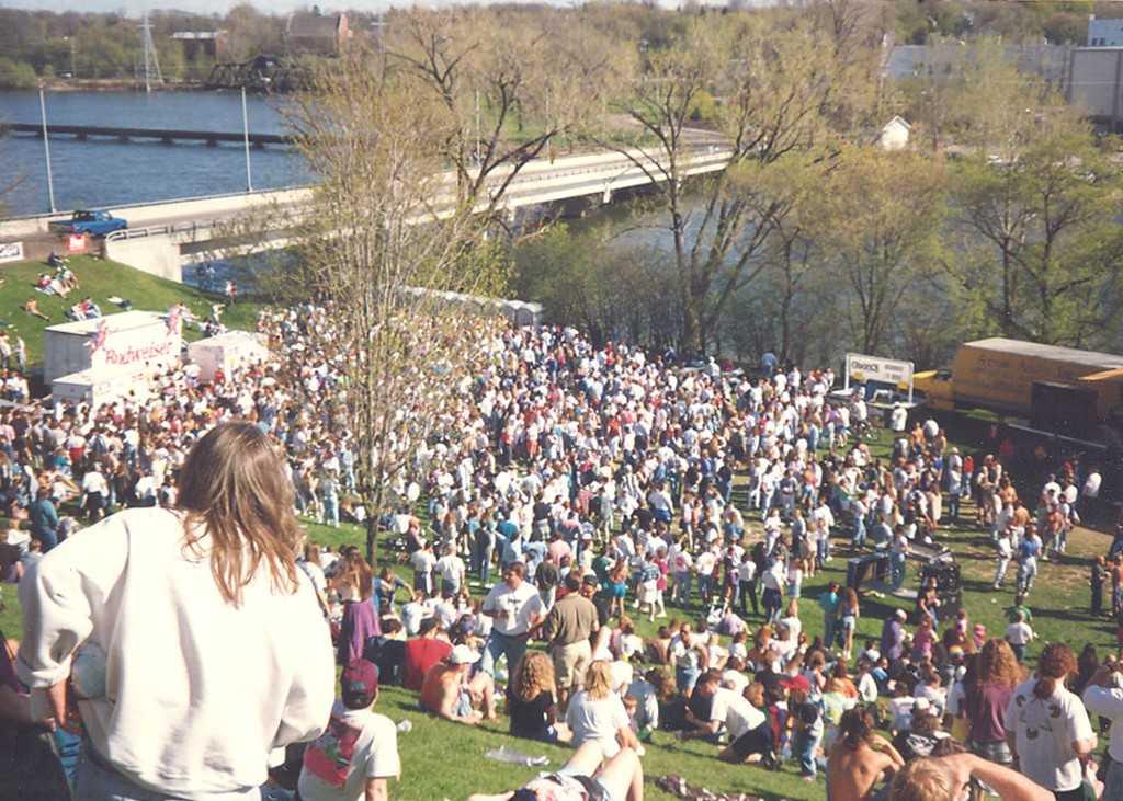 Archive photo shows crowds gathered on campus for 庆祝! in 1990.