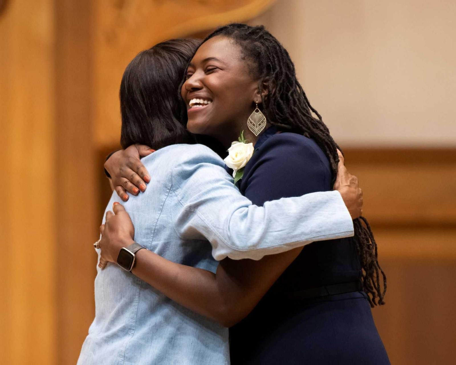 Paris Brown Wicker '07 gets a hug from President Laurie Carter during the presentation of the 校友 Awards.