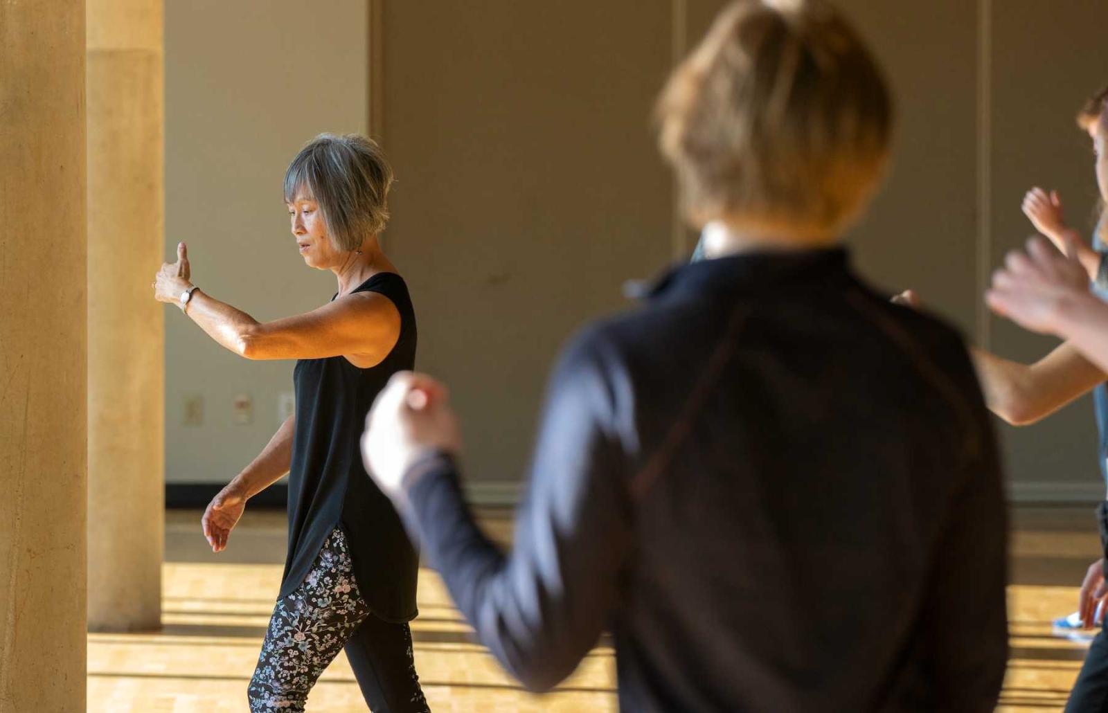 Linda Morgan Clement leads a lesson in Tai Chi during the 什么都不做 course.