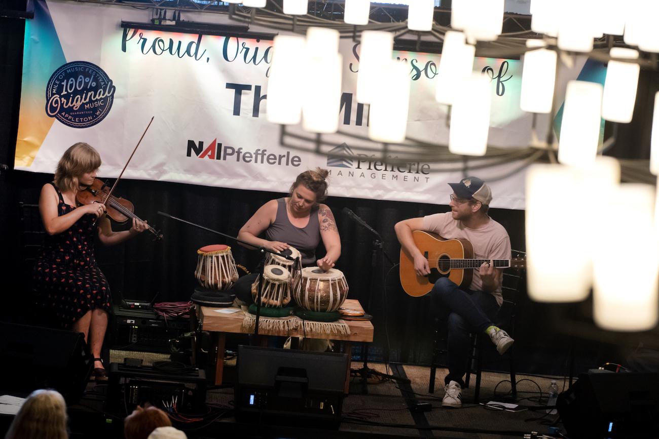 那根枝条 performs during Mile of Music at The 513 in downtown 阿普尔顿.