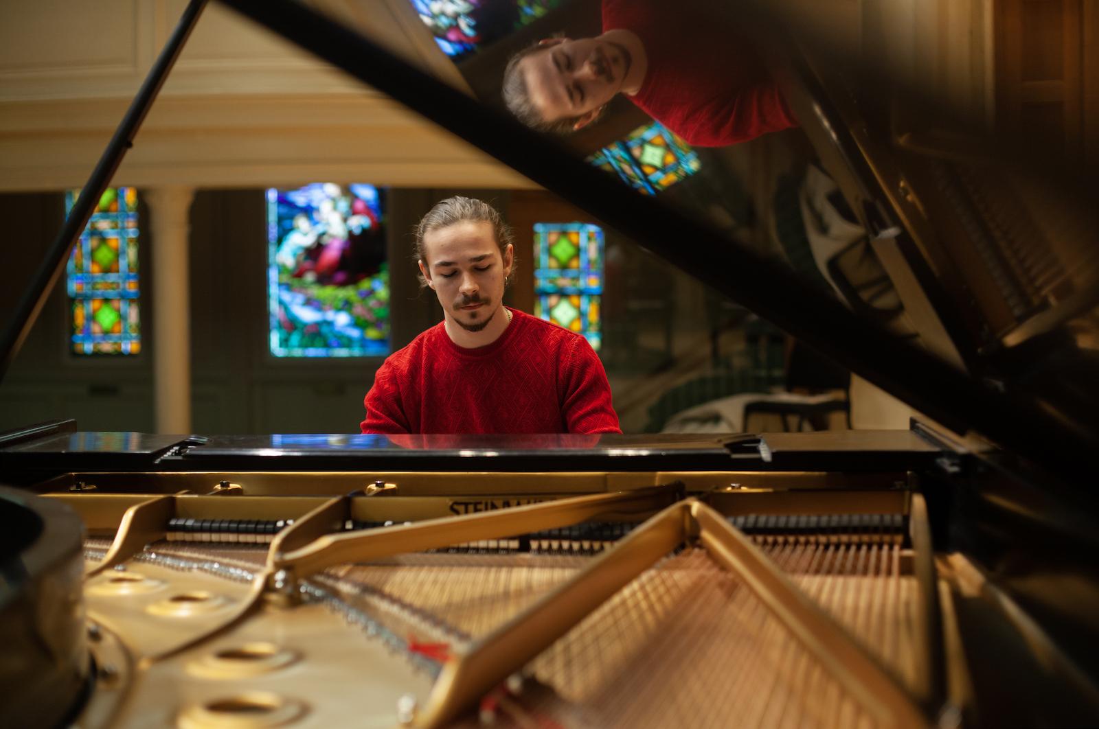 波丹Tataryn plays the piano on the Memorial Chapel stage.