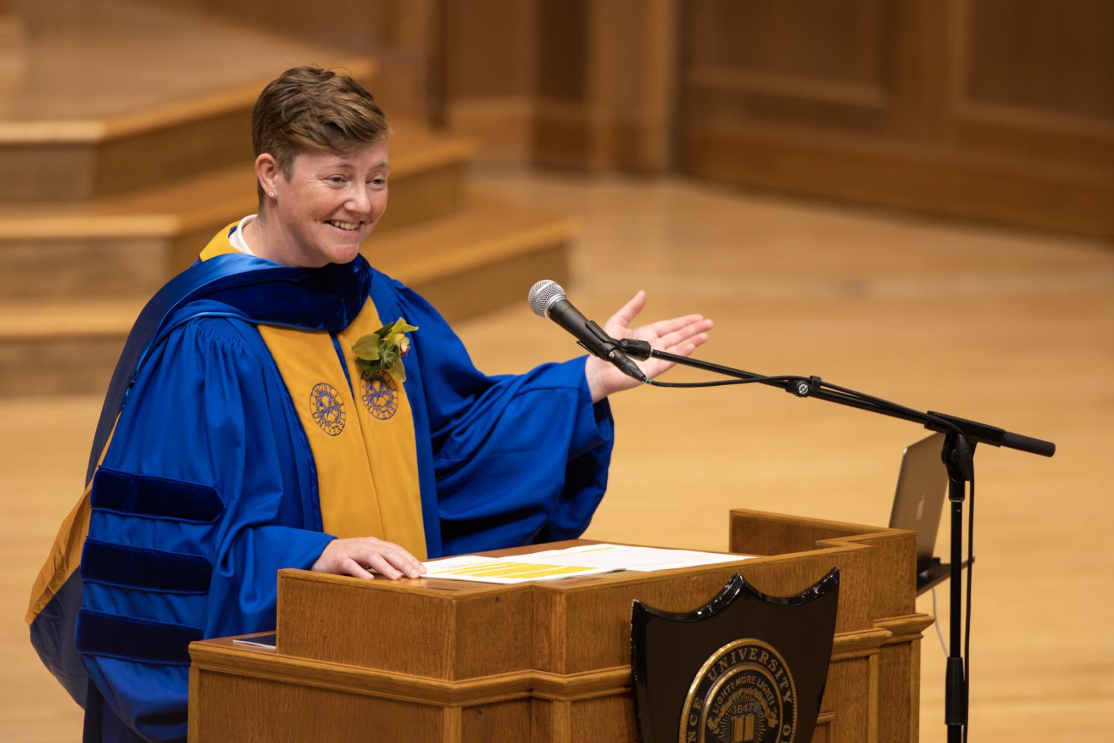 Constance Kassor speaks in Memorial Chapel on Buddhist pilgrimages during Honors Convocation at the close of Spring Term. （丹尼·达米亚尼摄）
