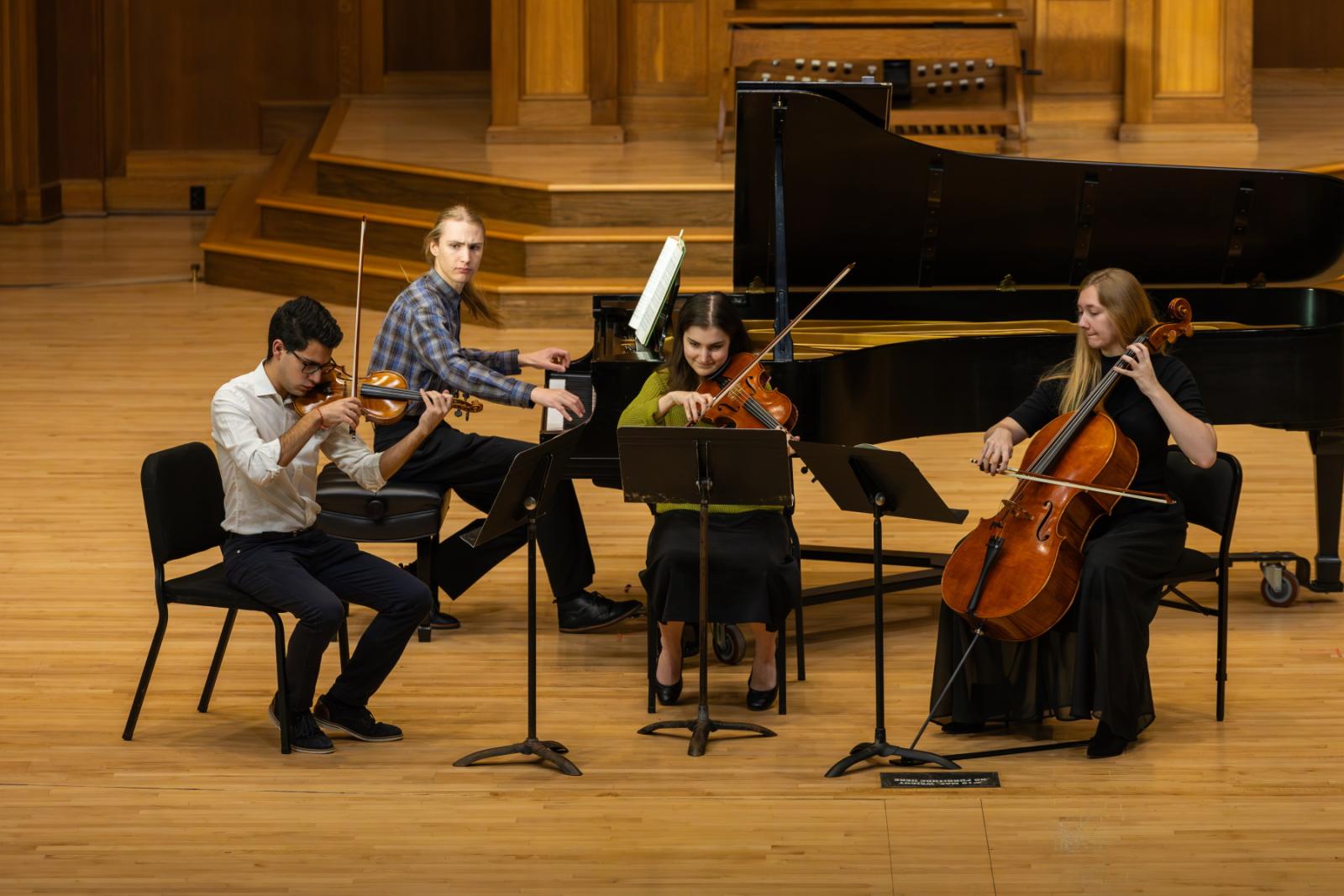 劳伦斯大学 students perf或m chamber music in Mem或ial Chapel. （丹尼·达米亚尼摄）