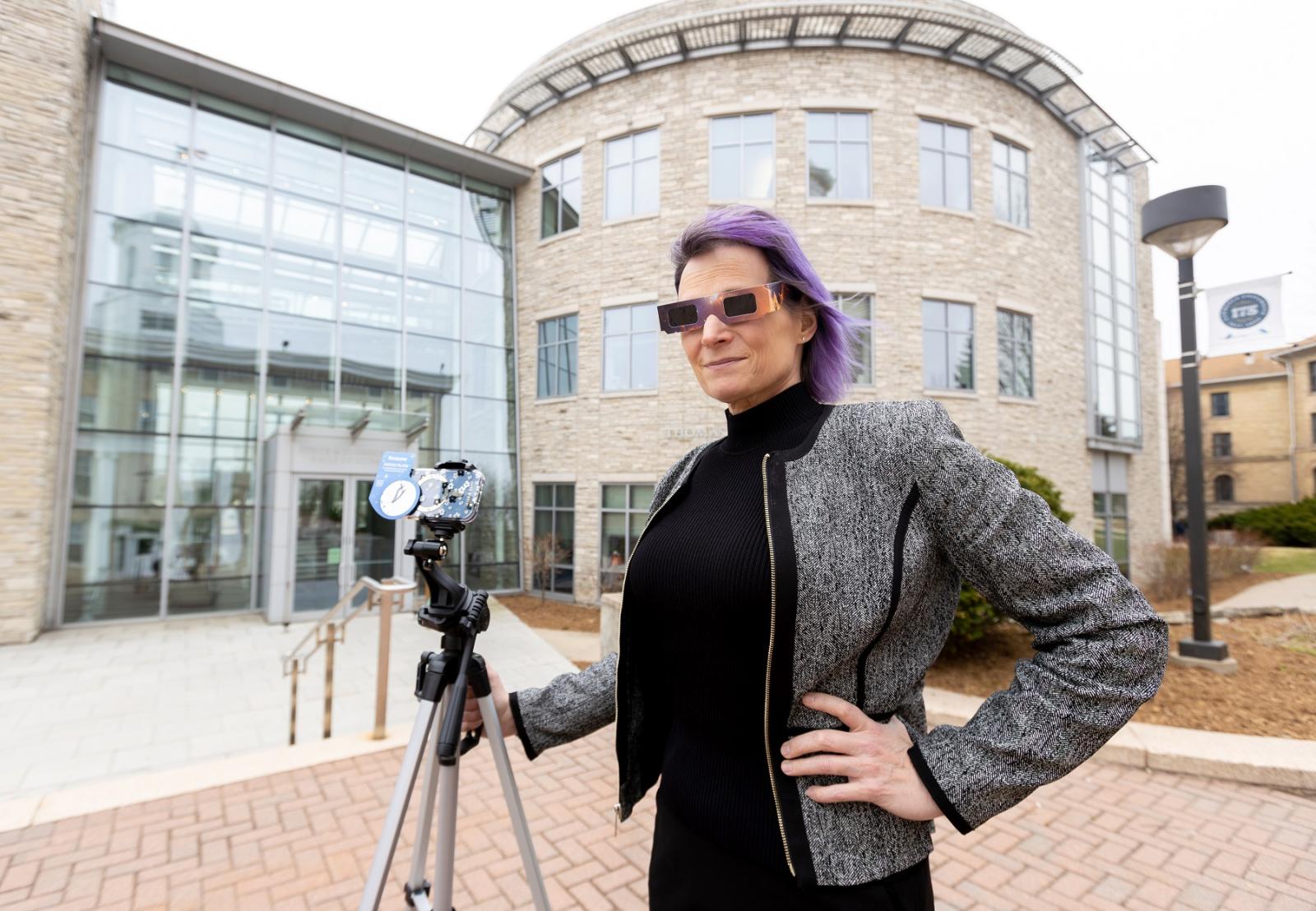 物理 professor Megan Pickett is geared up for Monday's eclipse. （丹尼·达米亚尼摄）