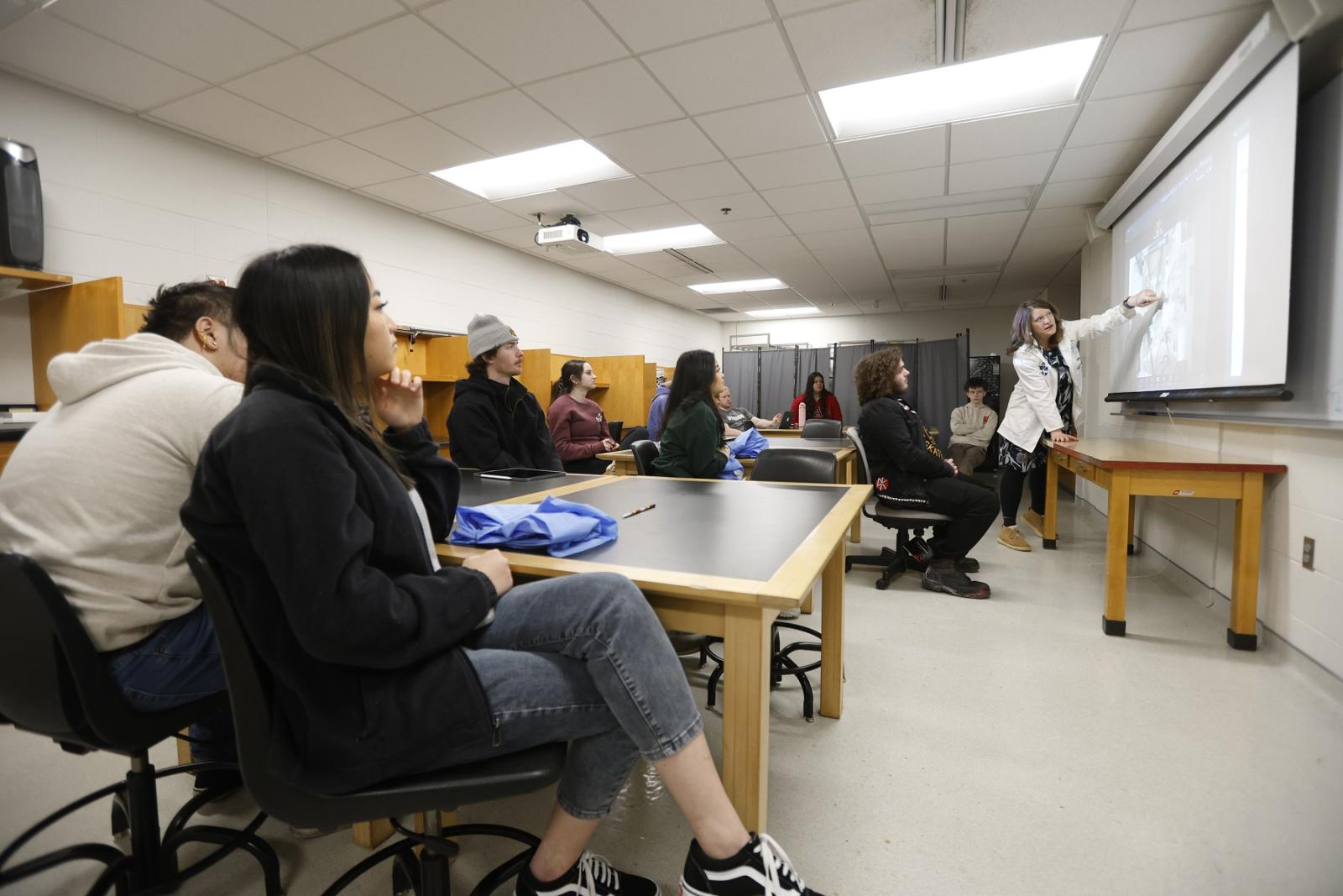 Elizabeth Becker leads a lab class that has 阿普尔顿 East High School students joining her students. （丹尼·达米亚尼摄）