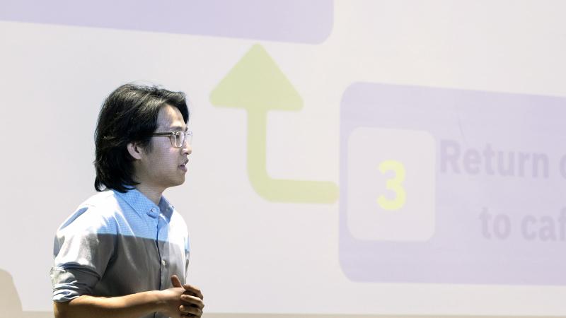 Student presents at the Pitch on campus