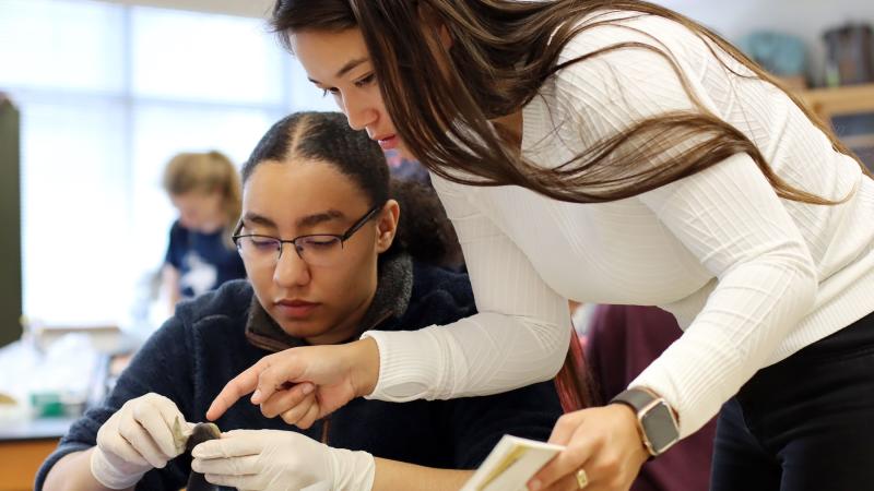 Brianna Wilson ’21 (left), a biology major, works with teaching assistant No’eau Simeona ’20 in a Morphogenesis of the Vertebrates lab  
