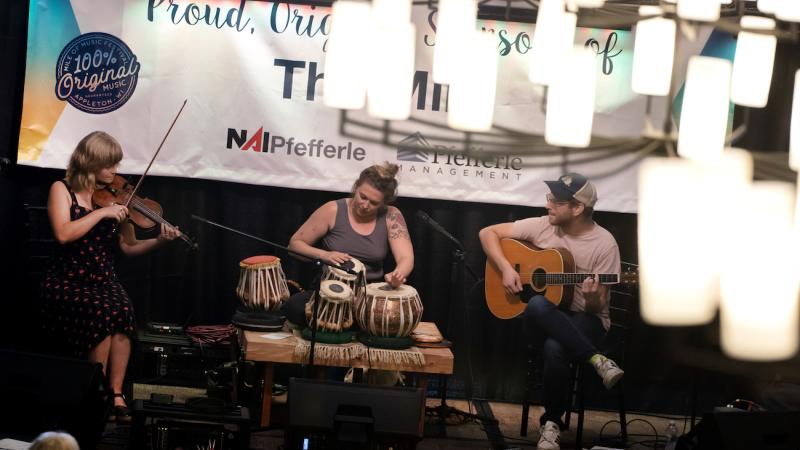 Sprig of That performs during Mile of Music at The 513 in downtown 阿普尔顿.