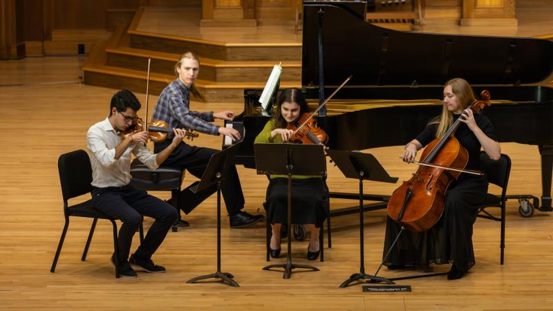 劳伦斯大学 students perform chamber music in Memorial Chapel. （丹尼·达米亚尼摄）