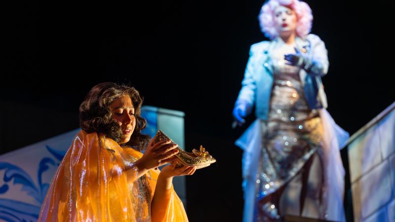 Allison 华瑞兹市 Wunderlin (left) and Caroline Huber during opera rehearsal for Cendrillon.