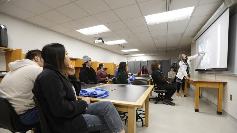 Elizabeth Becker leads a lab class that has 阿普尔顿 East High School students joining her students. (Photo by Danny Damiani)